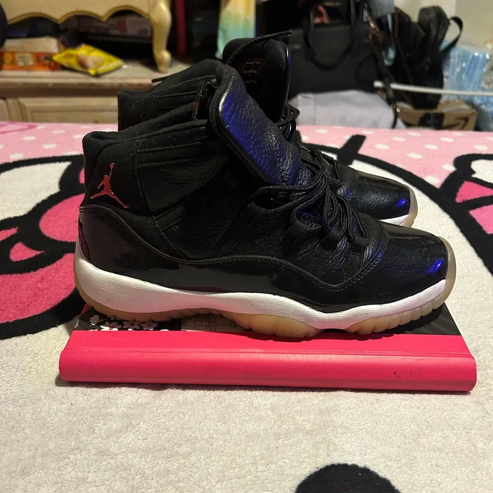 Jordan Air Size 7 - Picture 1 of 5
